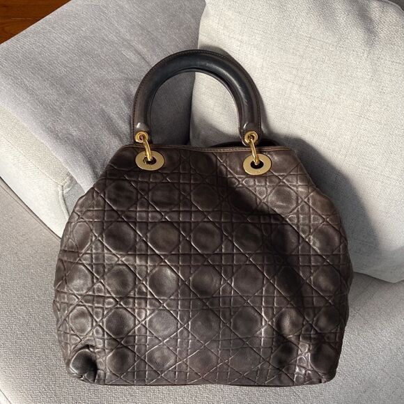 Elegant Brown Quilted Handbag - Picture 4 of 15